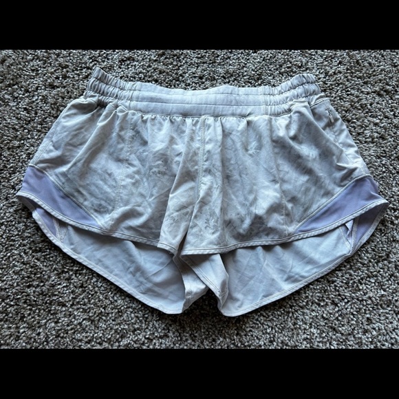Lululemon Hotty Hot Low Rise Short 2.5" Aquila White Opal Multi / White Opal - Picture 1 of 3